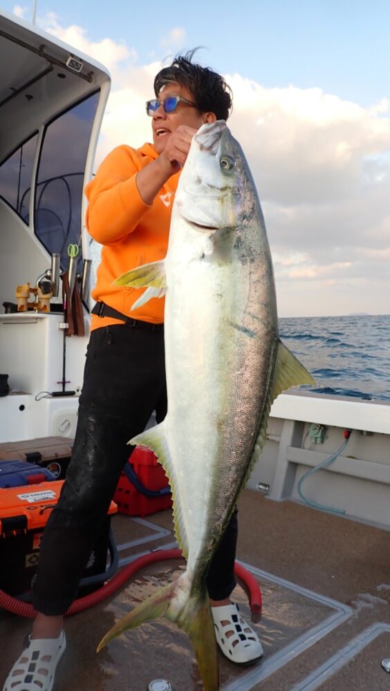 福岡県玄界灘 優 ヒラマサキャスティング (WhiteInsight8210) | TRUTH